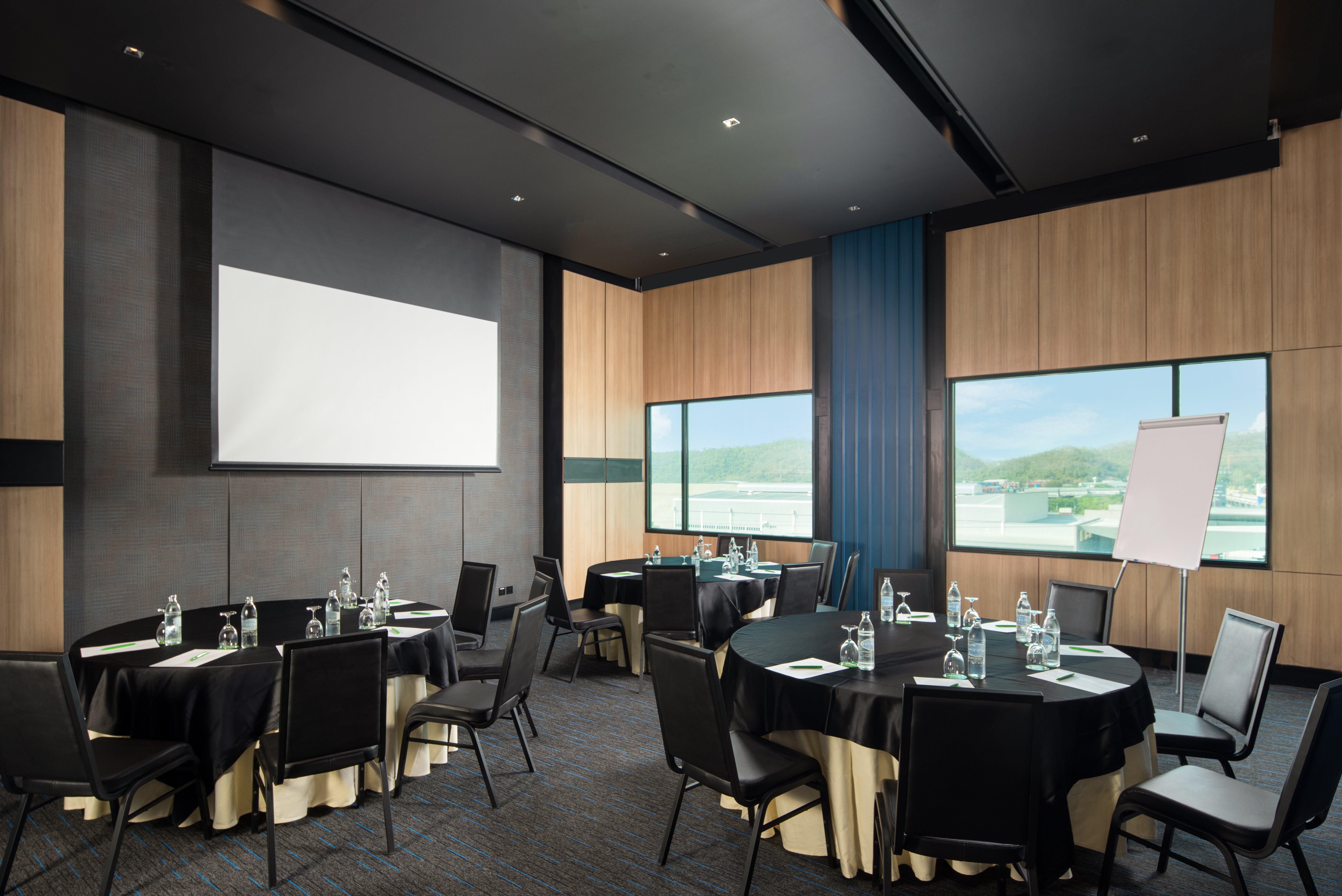 Holiday Inn & Suites Siracha Laemchabang By Ihg Si Racha Exterior photo